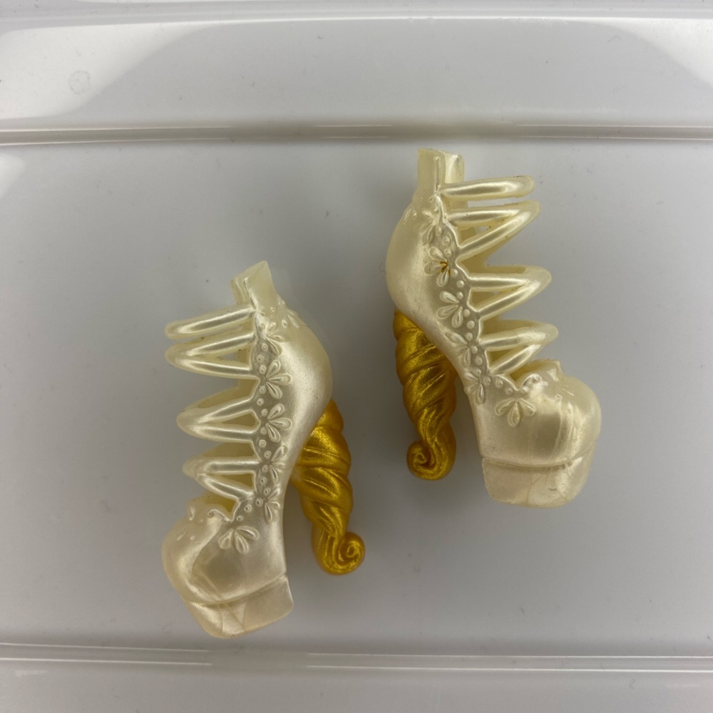 Ever After High Apple White Hat-Tastic Party White & Gold Shoes